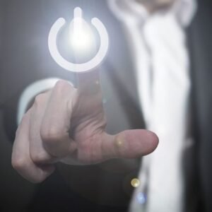 main avec doigt appuyant sur bouton électronique formations e-learning 100% autonome compte de résultat