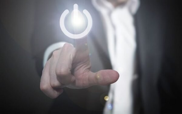 main avec doigt appuyant sur bouton électronique formations e-learning 100% autonome compte de résultat