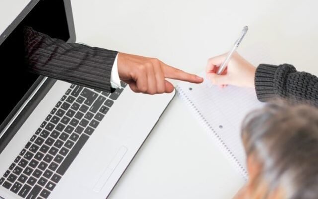 orinateur avec main qui sort de l'écran formations Auto-entreprise